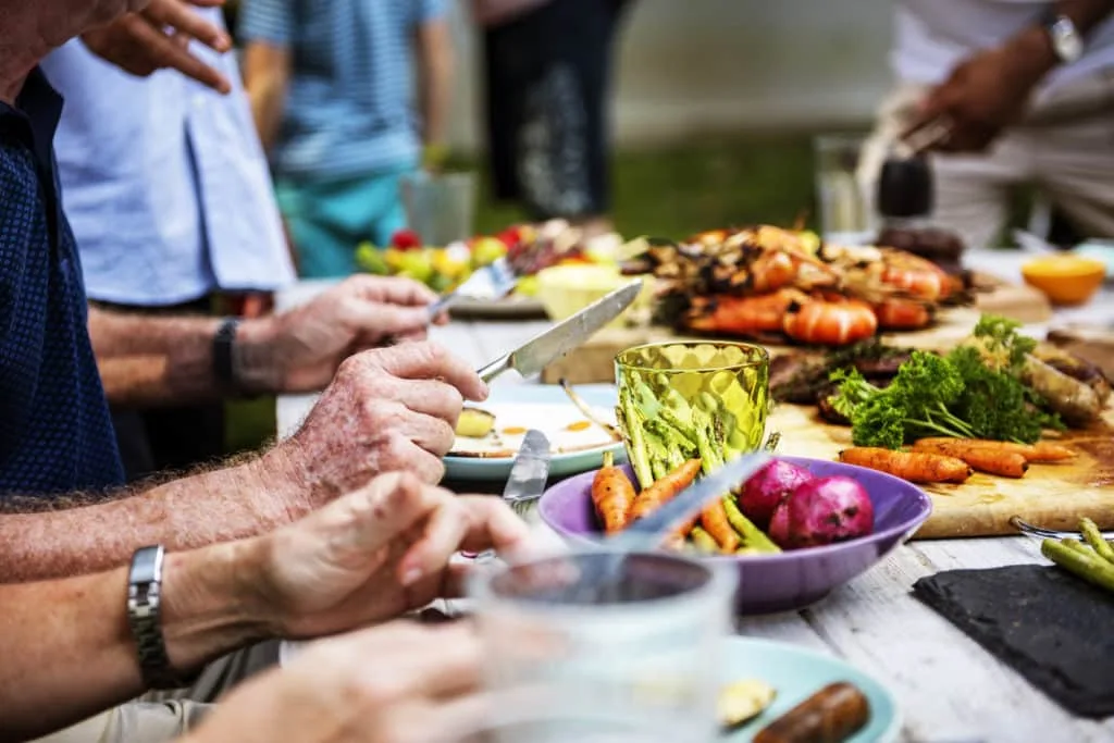 De mooiste zomerse plaatjes: 20 tips bij het fotograferen met hard licht 19 Fotografie Ploeg Benelux B.V. closeup diverse people enjoying barbecue party together