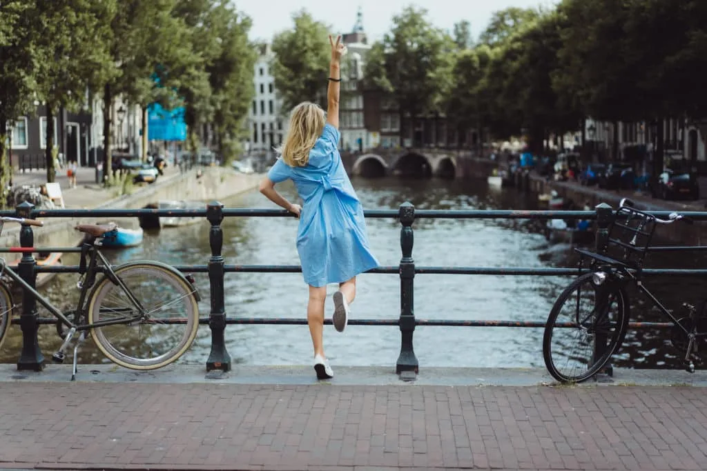 De mooiste zomerse plaatjes: 20 tips bij het fotograferen met hard licht 13 Fotografie Ploeg Benelux B.V. girl blue dress bridge amsterdam