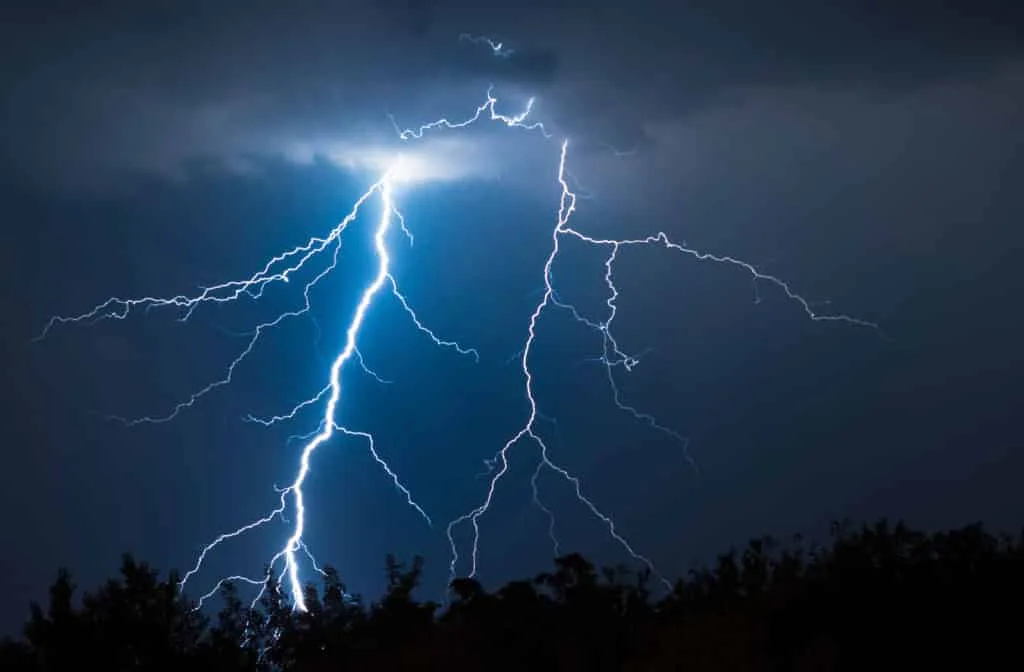 De mooiste zomerse plaatjes: 20 tips bij het fotograferen met hard licht 20 Fotografie Ploeg Benelux B.V. lightnings thunder bolt stike summer storm