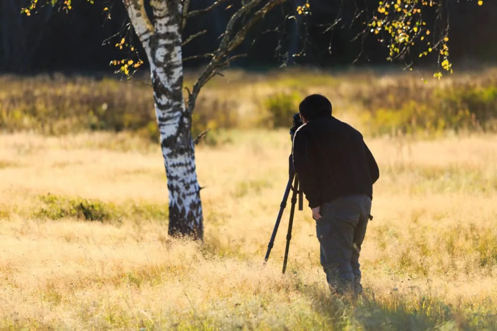 Spiegelreflexcamera of systeemcamera 6 Fotografie Ploeg Benelux B.V. nature photographer field with his dslr camera