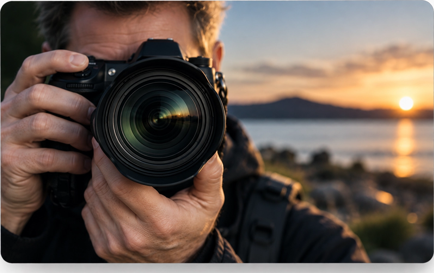 Fotograaf met camera tijdens de online basiscursus fotografie van Fotografie Ploeg