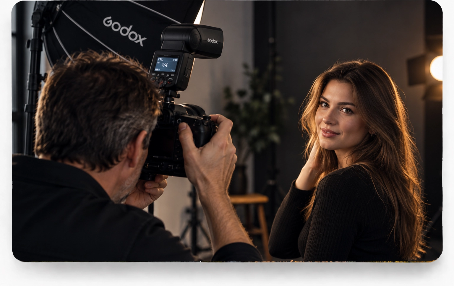 Fotograaf gebruikt een reportageflitser tijdens portretfotografie